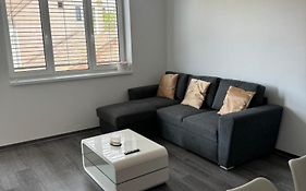 Soukromy Byt 2+Kk S Balkonem A Parkovanim