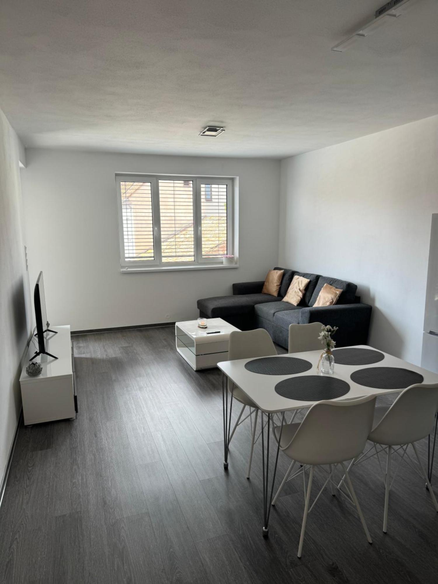 Soukromy Byt 2+Kk S Balkonem A Parkovanim Znojmo Zewnętrze zdjęcie